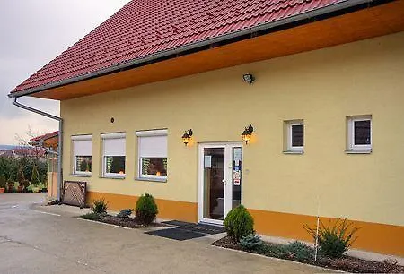 In Midi 招待所 Trenčín